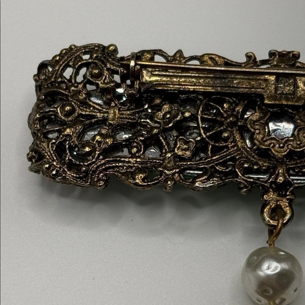 VNTG Elegant Green and Gold Brooch with Pearl Accent